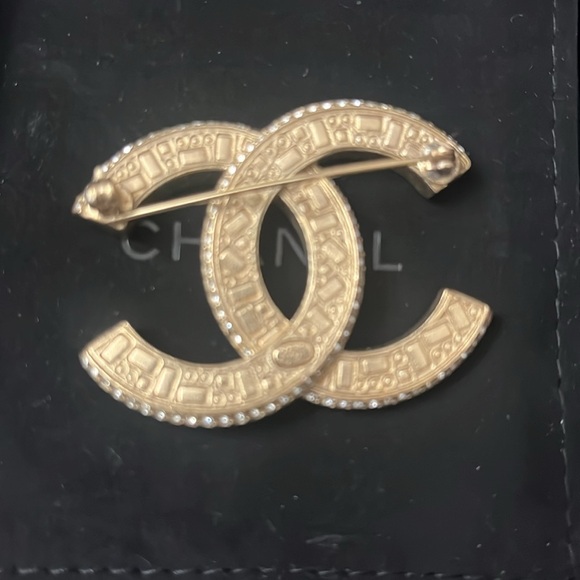 CHANEL CC Brooch with Swarovski Rhinestones & Baquettes - Picture 4 of 5
